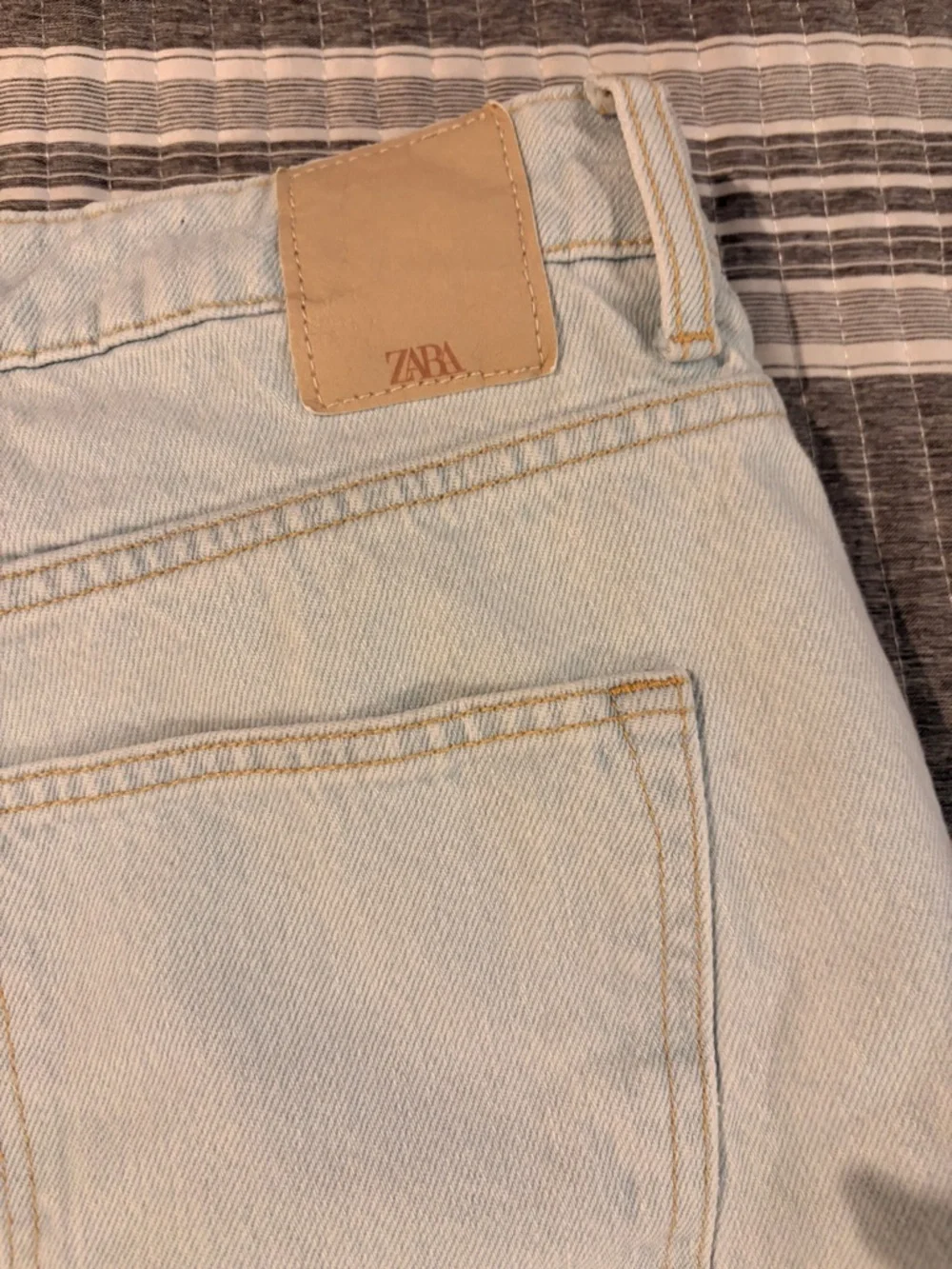 NWOT Zara Light Wash Straight Leg Jeans Women’s size 6- Frayed Hem